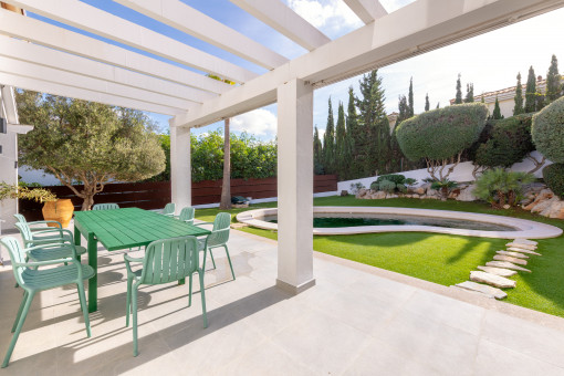 Sun terrace with garden view