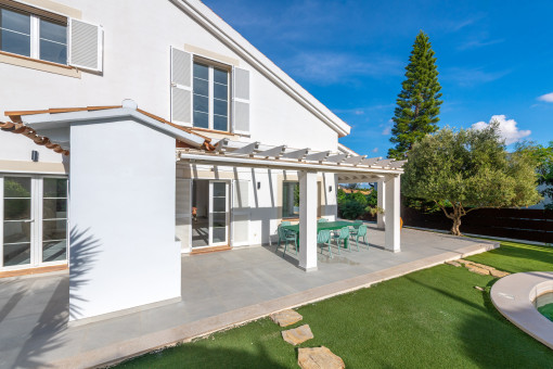 Covered terrace and well-kept garden