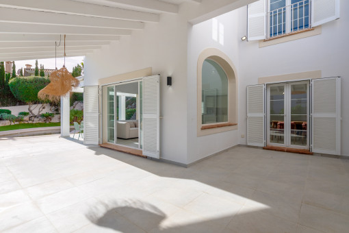 Partially covered terrace