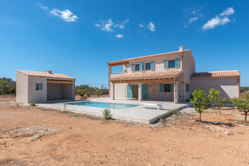 Exterior view – pool area