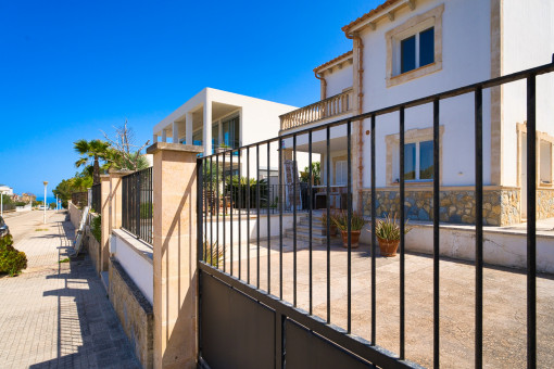Gated property with sea view in a quiet residential area
