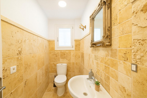 Guest toilet in the ground floor