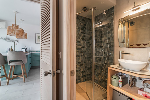 One of 2 bathrooms