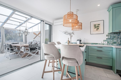 Kitchen with breakfast bar