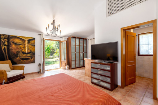 Third bedroom in the right wing with en suite bathroom