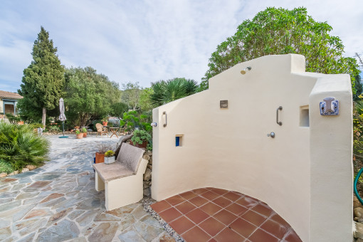 Covered terrace with garden view