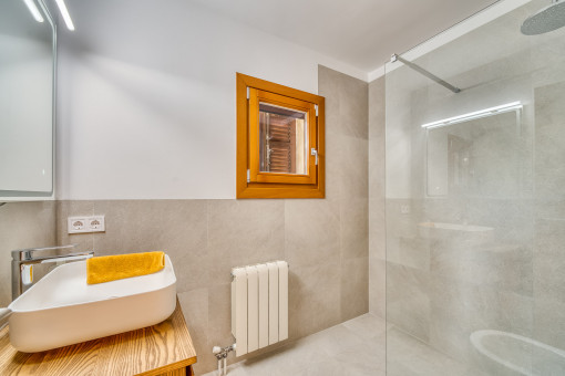 Bathroom with window and washbasin