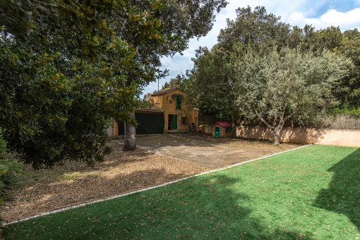 Access to garage through lush outdoor area
