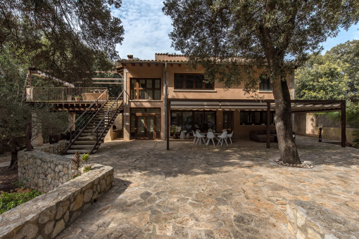 Front view of the chalet with driveway
