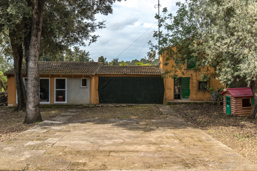 Spacious garage with adjoining courtyard