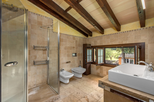 Second bathroom with natural stone and garden view