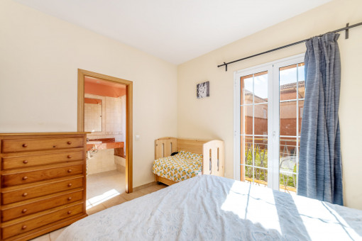 Master bedroom with bathroom en suite