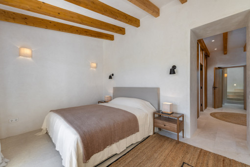 Master bedroom with living area, private balcony, dressroom and bathroom en Suite with bathtub