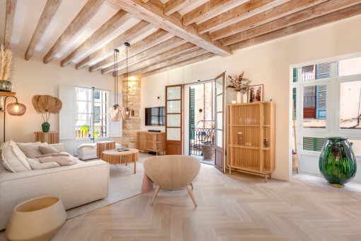 Spacious, bright living area