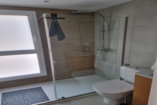 One of 2 bathrooms