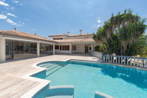 Pool with view to the summer kitchen
