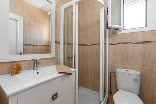One of 2 bathrooms