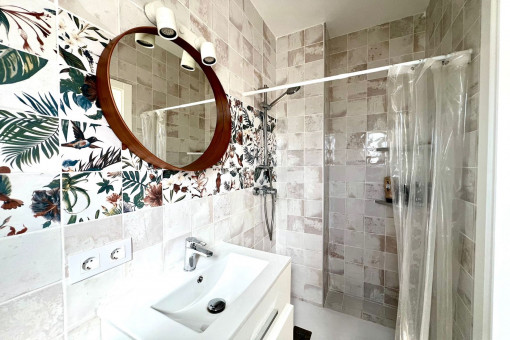 One of 2 bathrooms