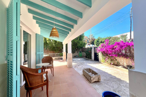 Covered terrace in the front