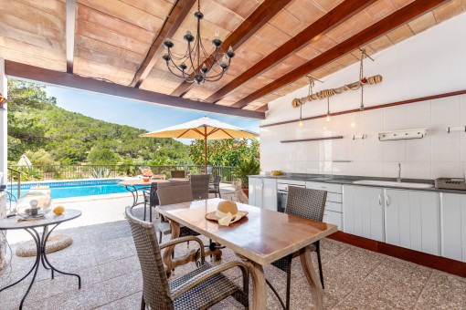 Outdoor kitchen