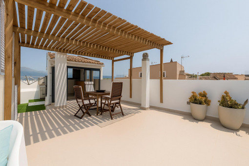Covered terrace with sitting area