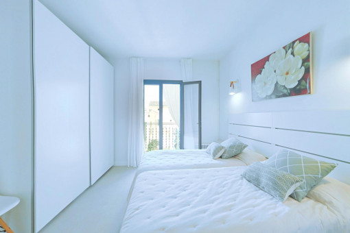 Twin bedroom with balcony access