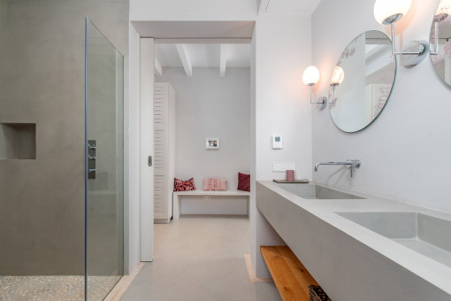 One of 5 bathrooms