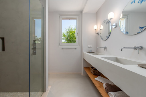 One of 5 bathrooms
