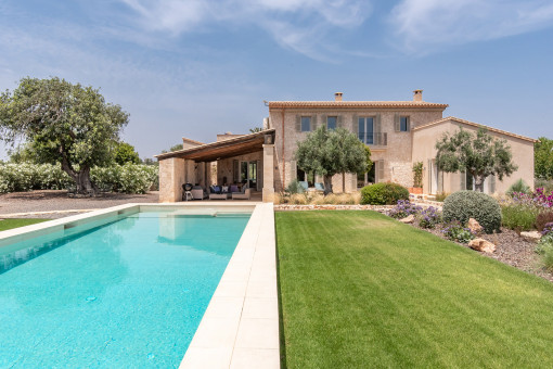 Finca with guesthouse and pool