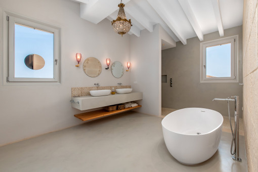 One of 5 bathrooms