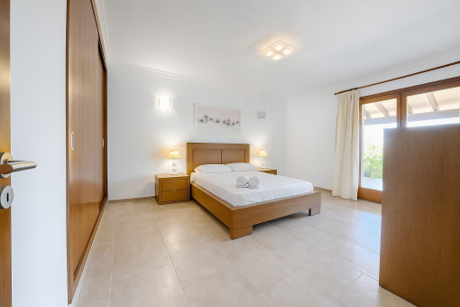 Second bedroom with built-in wardrobes and access to the terrace – bright and peaceful.