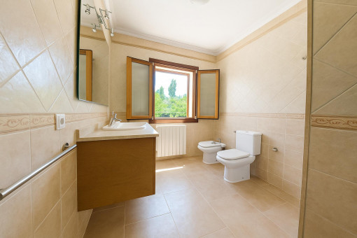 Modern guest bathroom with bidet and window – comfortable and functional.