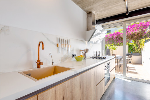 Kitchen with access to the terrace