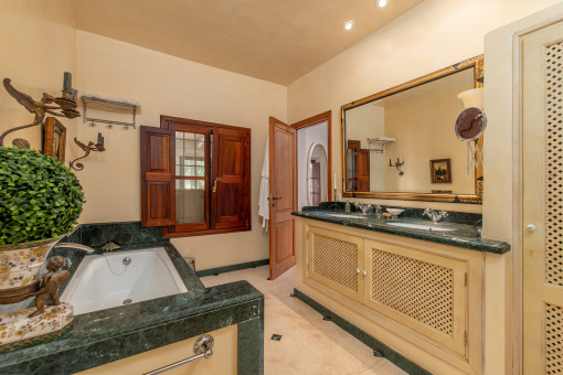 One of 5 bathrooms