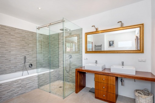 En-suite bathroom