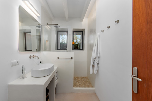 One of 6 bathrooms
