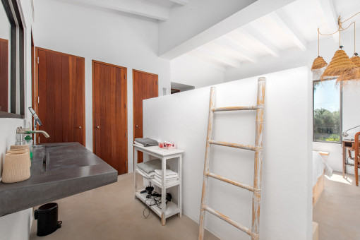 One of 6 bathrooms