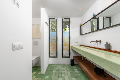 One of 6 bathrooms