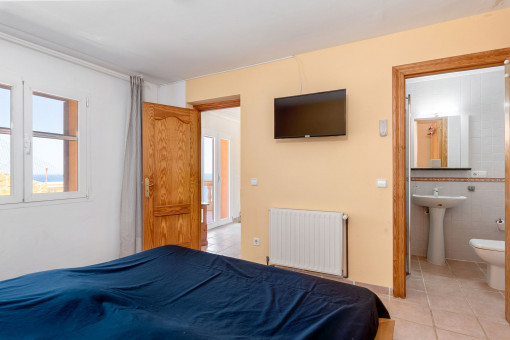 Separate guest apartment with two bedrooms, living room, bathroom and terrace
