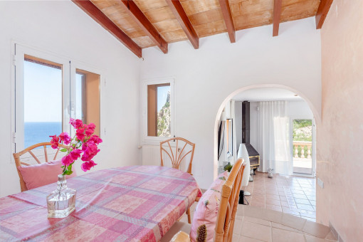 Dining - Situated between kitchen and living area