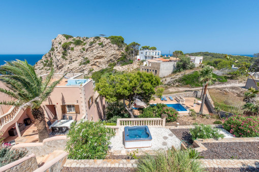 Villa in a quiet hillside location with a low-maintenance garden