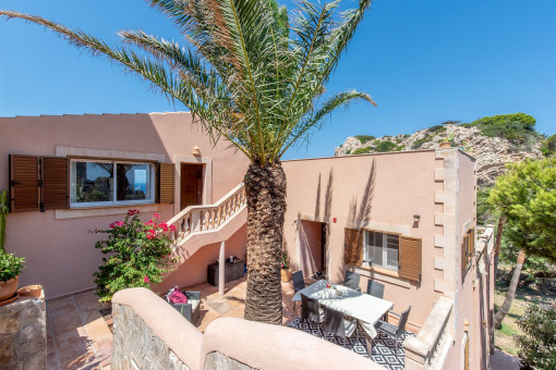 Villa in a quiet hillside location with a low-maintenance garden