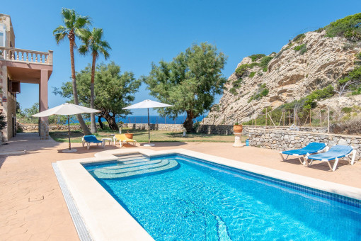 Terrace, pool and panorama – Mediterranean lifestyle under open skies