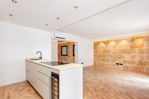 Open view from the kitchen to the beautiful Marès stone wall