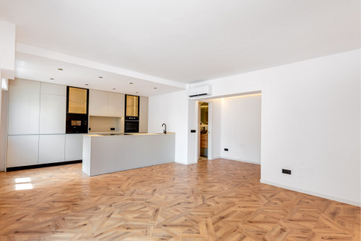 Spacious and bright living/dining area