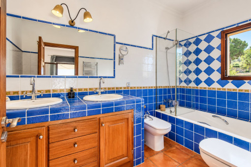 Bathroom en suite from the master bedroom