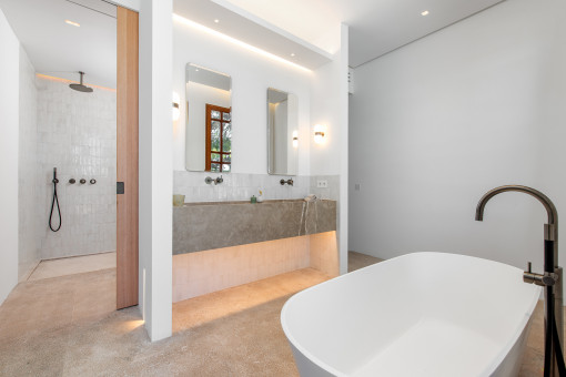 Freestanding bathtub