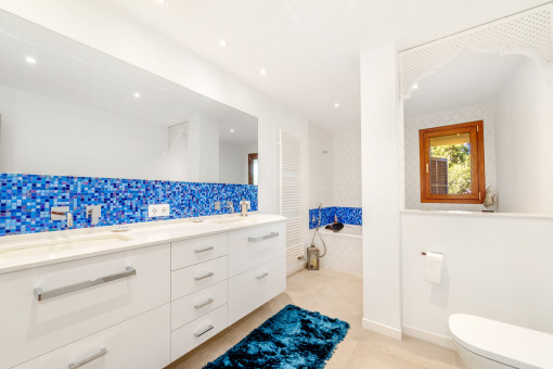 One of 5 bathrooms