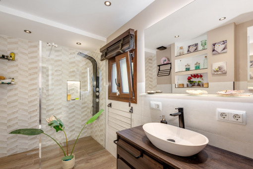 Bathroom first floor