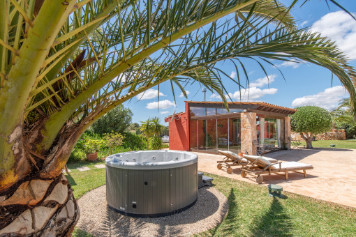 Jacuzzi and enclosed conservatory